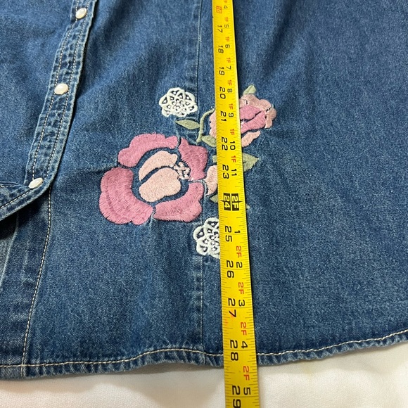 Dress Barn Denim Shirt Embroidered Roses Pearl Snaps size  22/24 Women’s VTG - Picture 12 of 13
